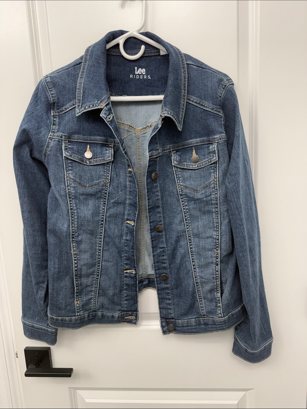Lee Denim Jacket in Medium Blue. Size large. Worn once